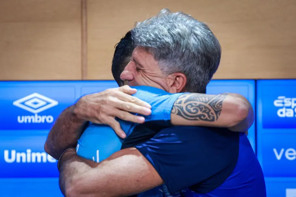 Luis Suarez jogador do Gremio abraca Renato Portaluppi tecnico do Gremio durante coletiva apos partida contra o Vasco no estadio Arena do Gremio pelo campeonato Brasileiro A 2023. Foto: Maxi Franzoi/AGIF