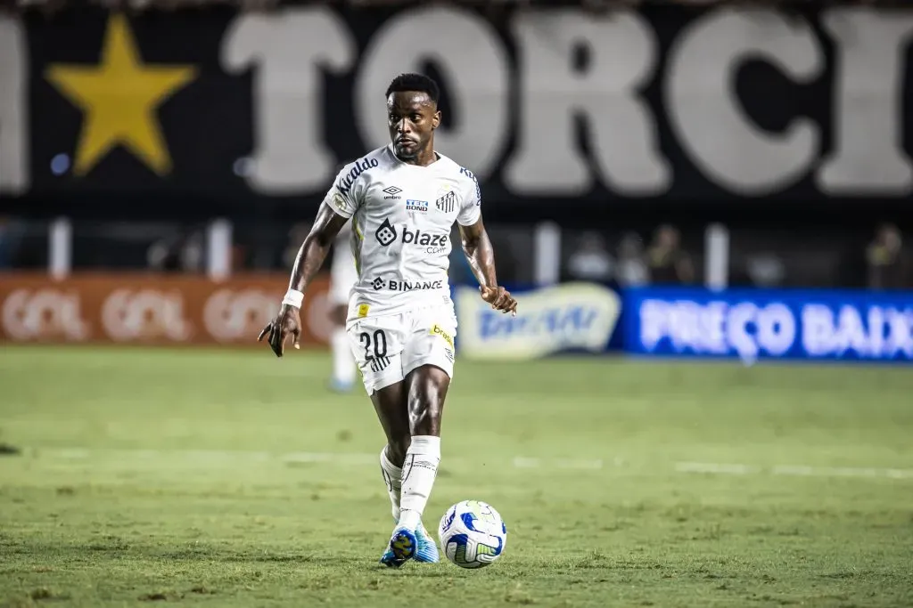 Mendoza jogador do Santos durante partida pelo campeonato Brasileiro A 2023. Foto: Abner Dourado/AGIF