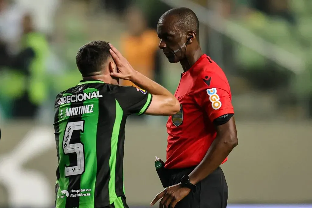 Emmanuel Martinez jogador do America-MG reclama com o arbitro Luiz Flavio de Oliveira durante partida contra o Fortaleza no estadio Independencia pelo campeonato BRASILEIRO A 2023. Foto: Gilson Junio/AGIF