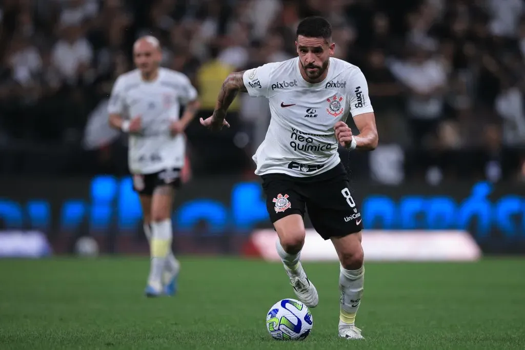 Renato Augusto em ação pelo Timão. Se ele não ficar em 2024, o Timão certamente terá gastos pesados para com o jogador – Foto: Ettore Chiereguini/AGIF