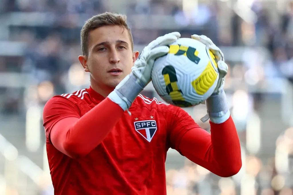 Thiago Couto jogador do Sao Paulo durante aquecimento antes da partida contra o Corinthians no estadio Arena Corinthians pelo campeonato Brasileiro A 2022. Foto: Marcello Zambrana/AGIF