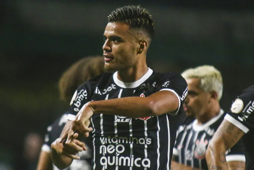 Fausto celebrando o gol diante do Coritiba. Foto: Gabriel Machado/AGIF