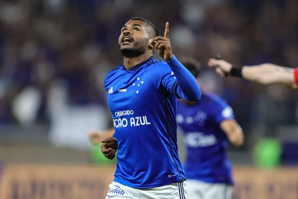 MG – BELO HORIZONTE – 06/12/2023 – BRASILEIRO A 2023, CRUZEIRO X PALMEIRAS – Nikao jogador do Cruzeiro comemora seu gol durante partida contra o Palmeiras no estadio Mineirao pelo campeonato Brasileiro A 2023. Foto: Gilson Lobo/AGIF