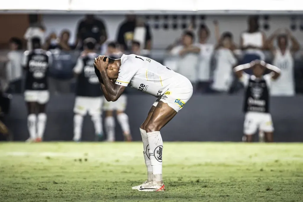 Jean Lucas lamenta o rebaixamento do Santos. Foto: Abner Dourado/AGIF