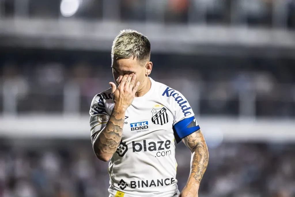 Soteldo jogador do Santos lamenta durante partida contra o Fluminense no estadio Vila Belmiro pelo campeonato Brasileiro A 2023. Foto: Abner Dourado/AGIF