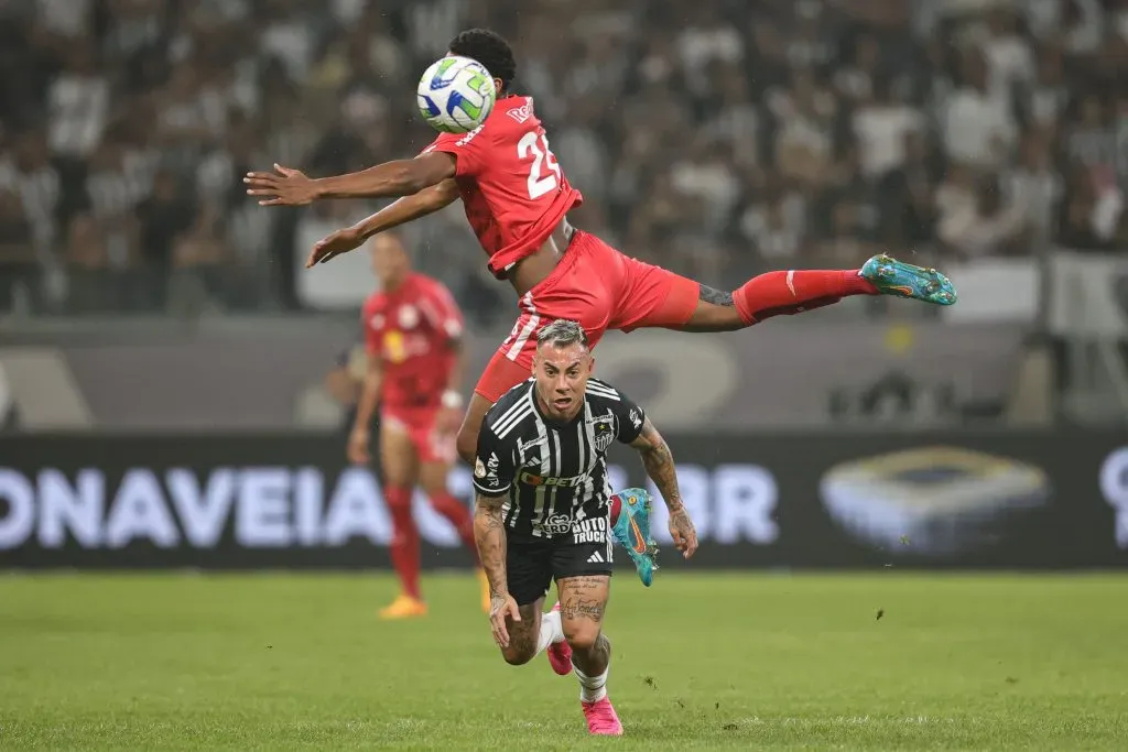 Vargas jogador do Atletico-MG disputa lance com Eduardo Santos jogador do Red Bull Brasil durante partida no estadio Mineirão pelo campeonato BRASILEIRO A 2023.  Gilson Junio/AGIF