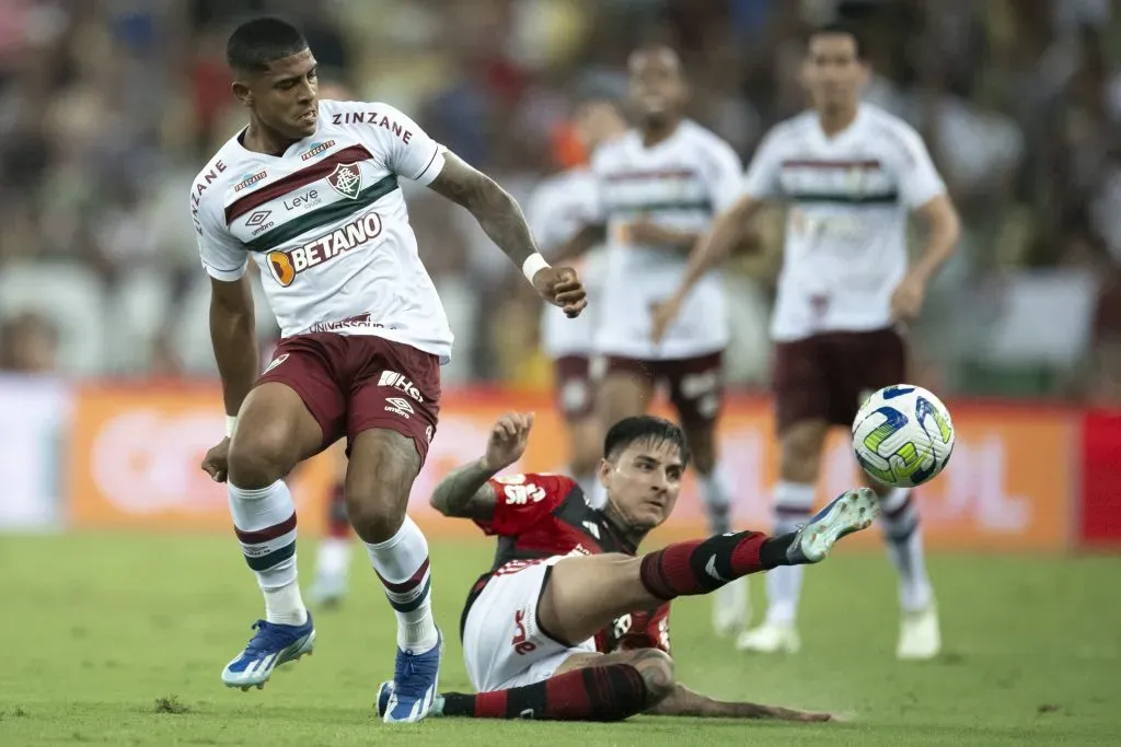 Pulgar em ação no clássico. Foto: Jorge Rodrigues/AGIF