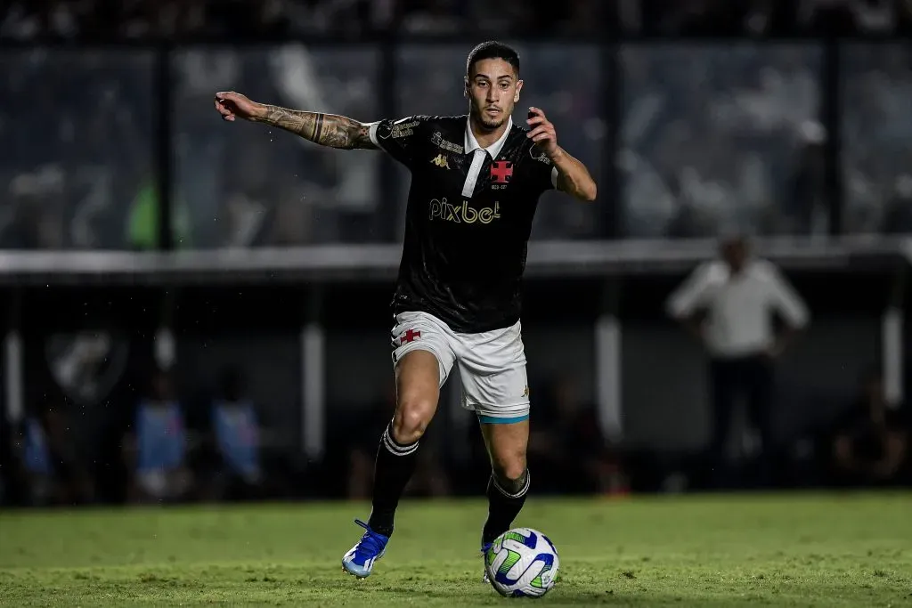 Praxedes jogador do Vasco durante partida contra o America-MG no estadio Sao Januario pelo campeonato Brasileiro A 2023. Foto: Thiago Ribeiro/AGIF