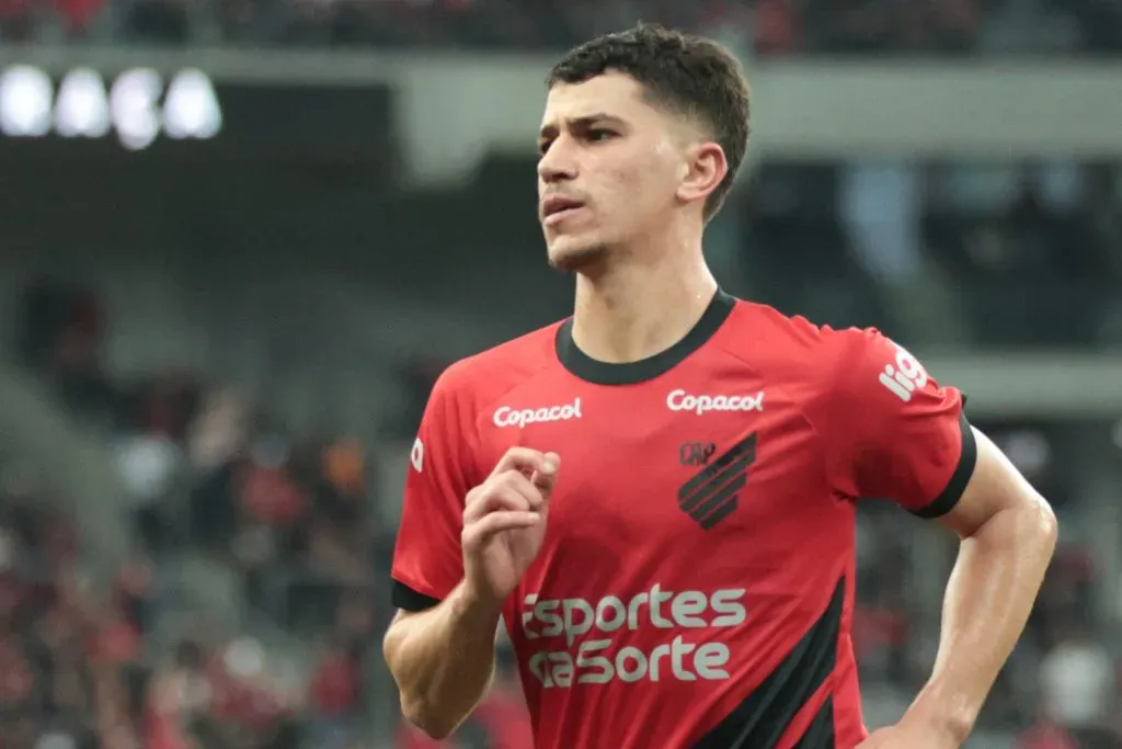 PR – CURITIBA – 02/09/2023 – BRASILEIRO A 2023, ATHLETICO-PR X ATLETICO-MG – Vitor Bueno jogador do Athletico-PR durante partida contra o Atletico-MG no estadio Arena da Baixada pelo campeonato Brasileiro A 2023. Foto: Robson Mafra/AGIF