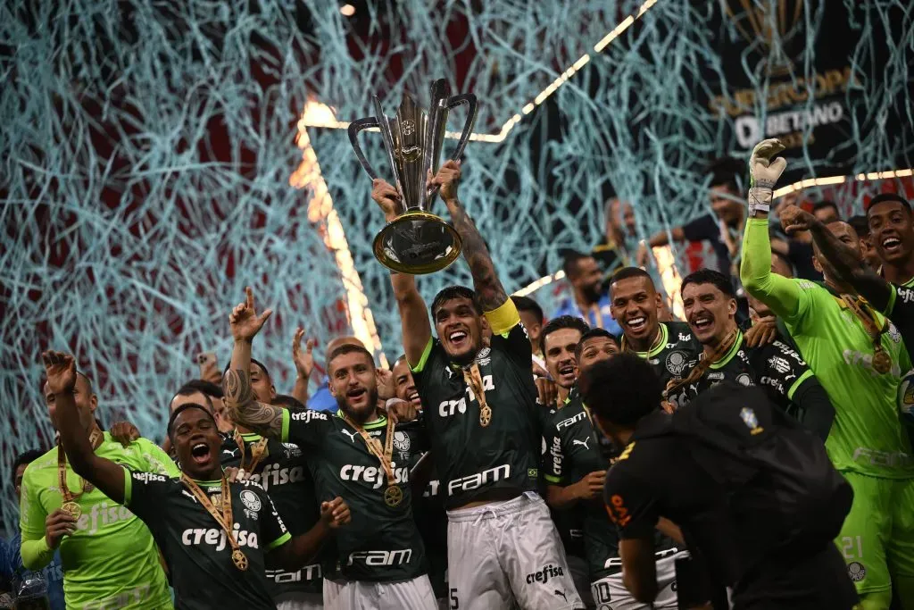 DF – Brasília – 28/01/2023 – SUPERCOPA 2023 FINAL, PALMEIRAS X FLAMENGO – Gustavo Gomez jogador do Palmeiras levanta a taca de campeão durante cerimonia de premiação ao final da partida contra o Flamengo no estádio Mane Garrincha pela decisão da SuperCopa 2023. Foto: Mateus Bonomi/AGIF