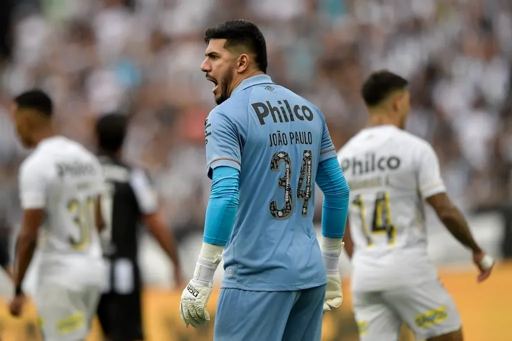 João Paulo, goleiro do Santos, durante partida contra o Botafogo no estádio Engenhão pelo campeonato Brasileiro A 2023. Foto: Thiago Ribeiro/AGIF