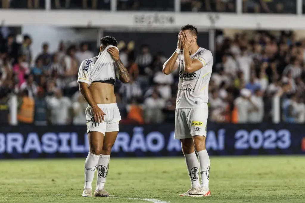 Jogadores se lamentam após rebaixamento do Santos na Vila Belmiro. Foto: Abner Dourado/AGIF