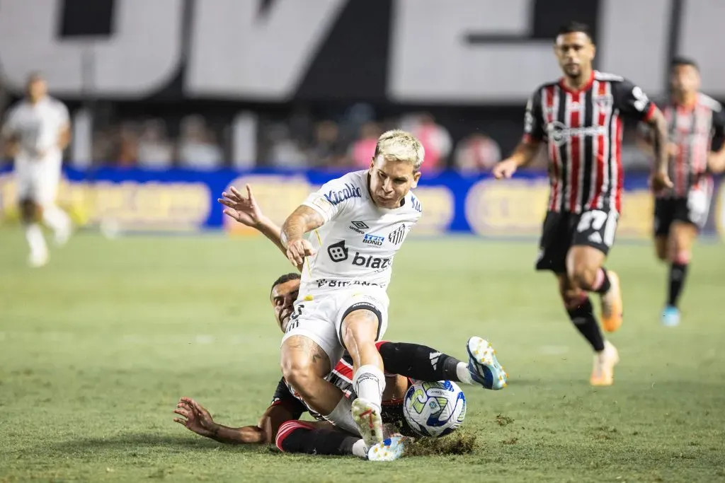 Soteldo jogador do Santos durante partida contra o Sao Paulo no estadio Vila Belmiro pelo campeonato Brasileiro A 2023. Foto: Abner Dourado/AGIF