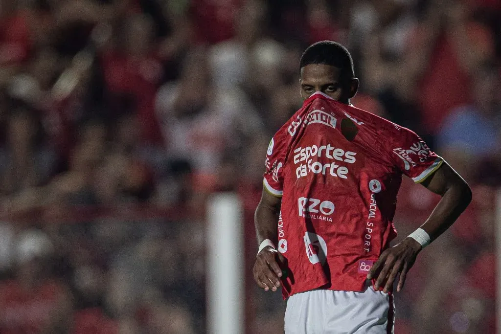 Gelado em atividade pelo Vila Nova. Foto: Isabela Azine/AGIF