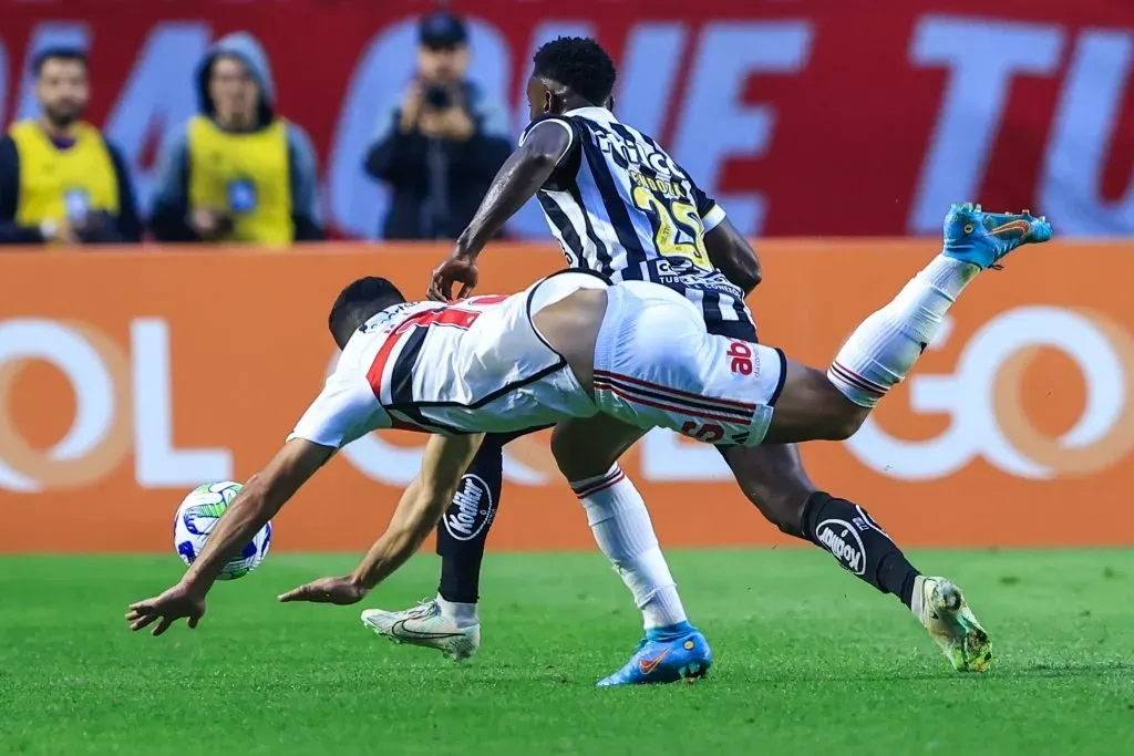 Mendoza, jogador do Santos, durante partida no estádio Morumbi pelo campeonato Brasileiro A 2023. Foto: Marcello Zambrana/AGIF