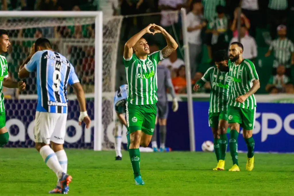 Mandaca, jogador do Juventude, comemora gol na partida contra o Grêmio, no estádio Alfredo Jaconi, em Caxias do Sul, pelo Campeonato Gaúcho 2023. Foto: Luiz Erbes/AGIF