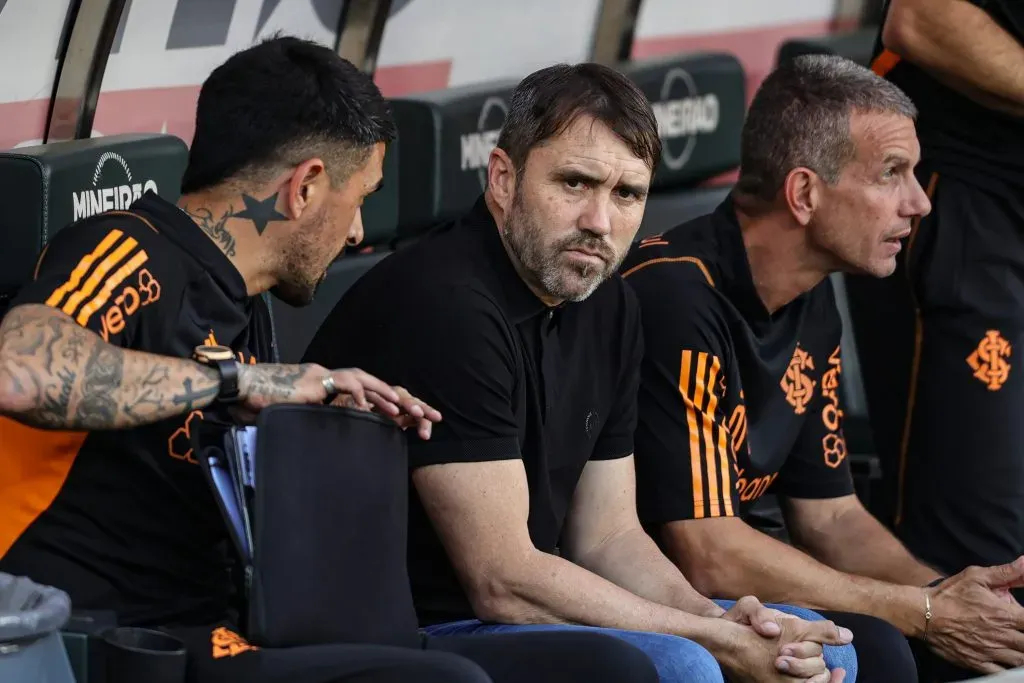 Eduardo Coudet, técnico do Internacional, durante partida contra o Cruzeiro no estádio Mineirão pelo Campeonato Brasileiro – Foto: Gilson Lobo/AGIF