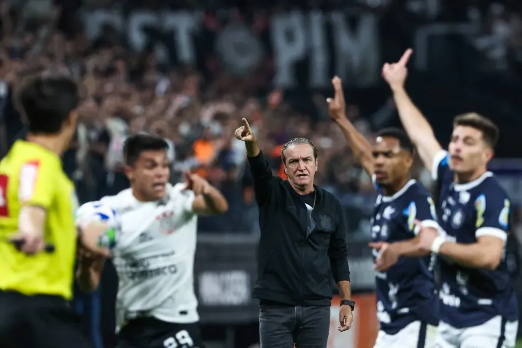 Técnico Cuca comandando a equipe do Corinthians em 2023. Foto: Marcello Zambrana/AGIF