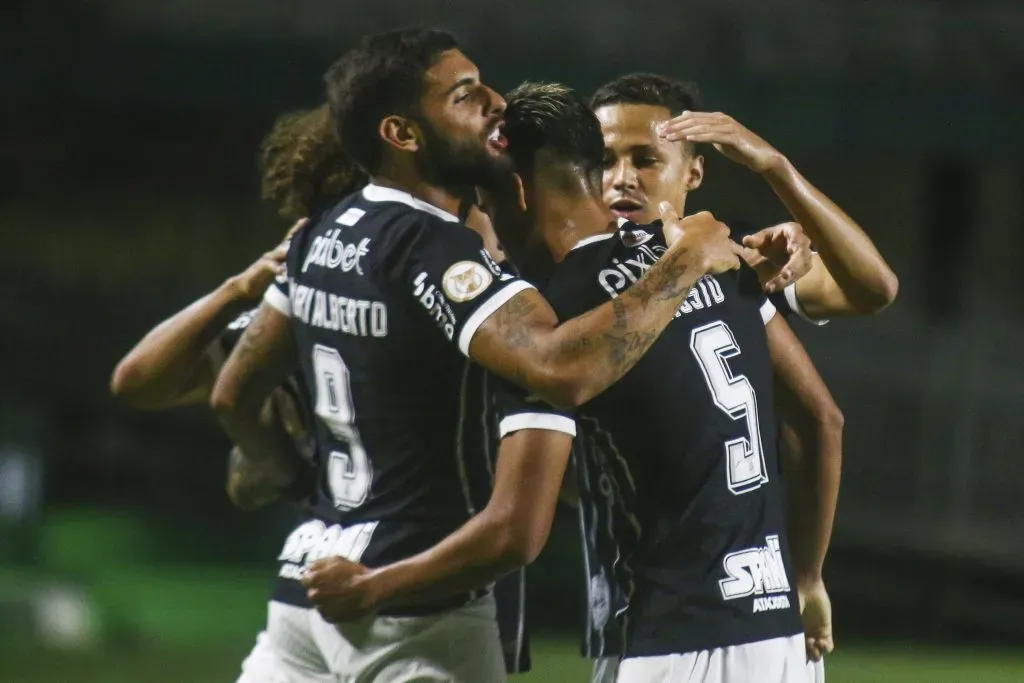 Fausto Vera, jogador do Corinthians, comemora seu gol durante partida contra o Coritiba no estádio Couto Pereira pelo Campeonato Brasileiro - Foto: Gabriel Machado/AGIF