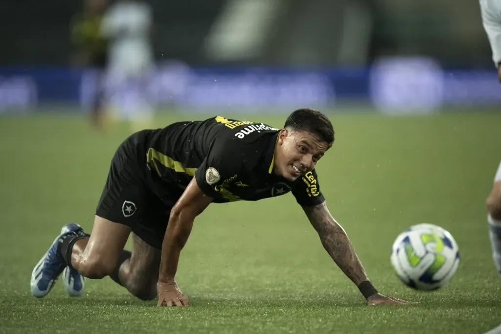 Carlos Alberto jogador do Botafogo durante partida contra o Cruzeiro no estadio Engenhao pelo campeonato Brasileiro A 2023. Jorge Rodrigues/AGIF