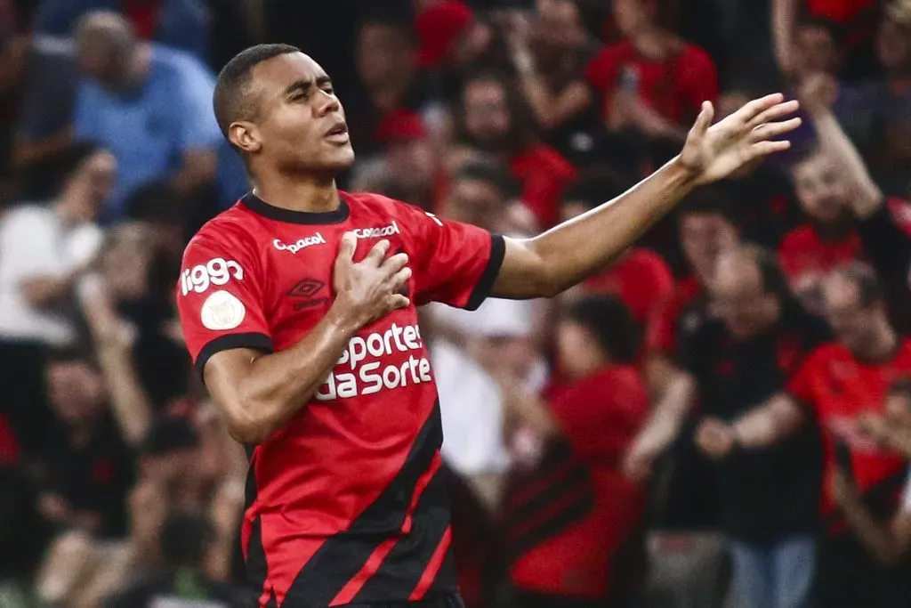 Erick comemorando gol pelo Athletico-PR. Foto: Gabriel Machado/AGIF