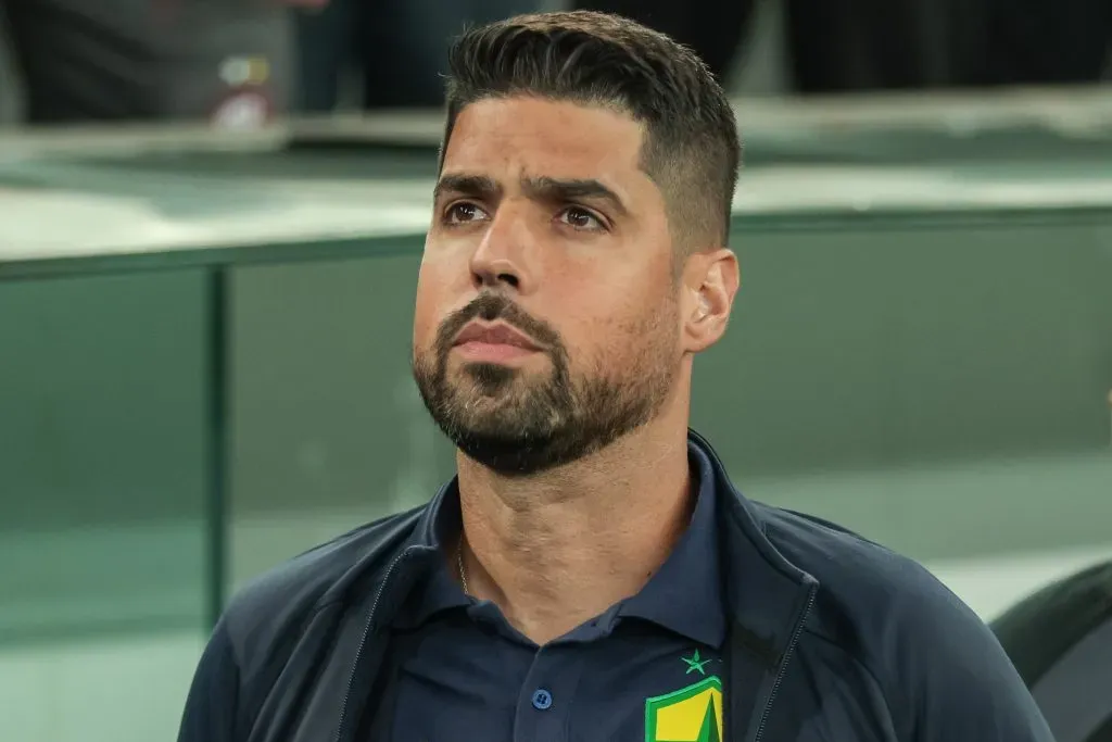 Antonio Oliveira técnico do Cuiabá durante partida contra o Athletico-PR na Ligga Arena pelo Brasileiro A 2023.   Foto: Robson Mafra/AGIF