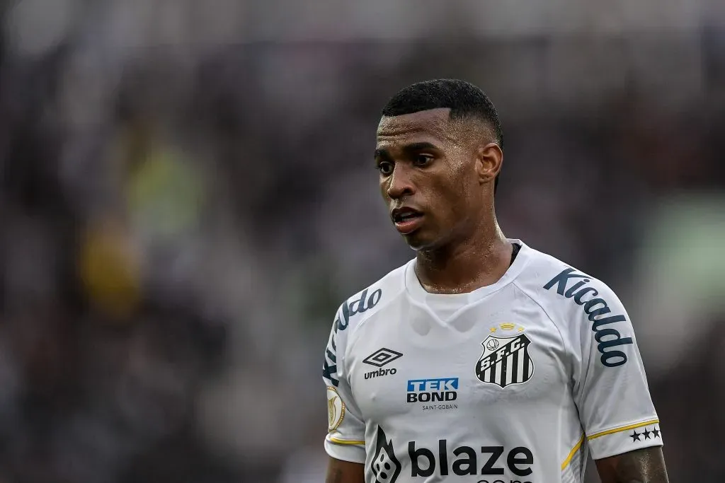 Jean Lucas jogador do Santos durante partida contra o Botafogo no estadio Engenhao pelo campeonato Brasileiro A 2023. Foto: Thiago Ribeiro/AGIF