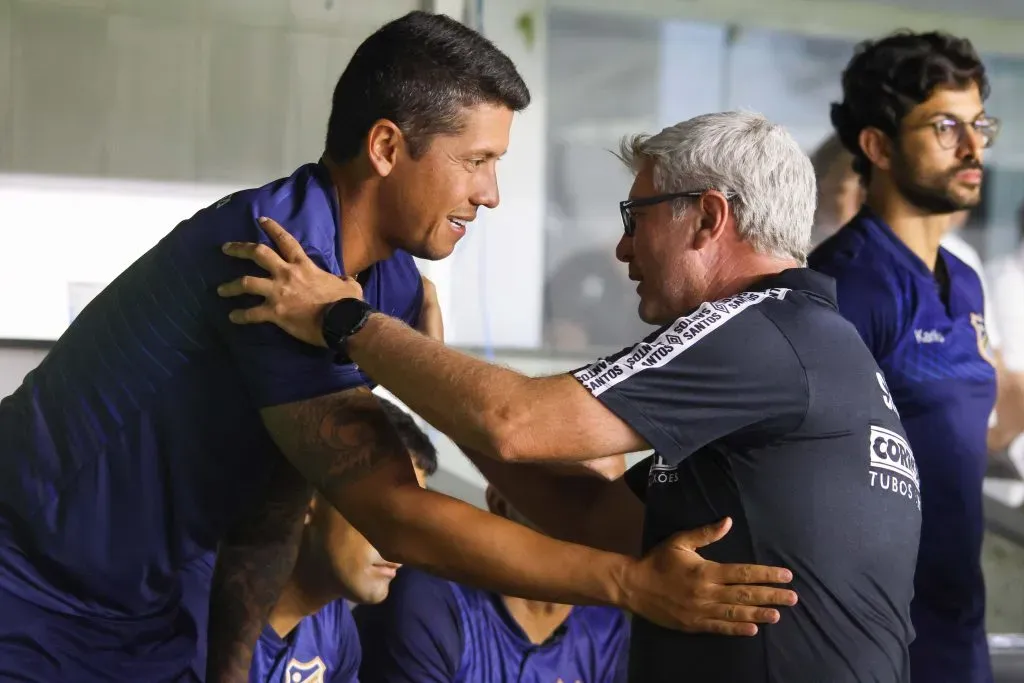 Thiago Carpini e Odair Helmmann, em jogo contra o Santos Foto: Fernanda Luz/AGIF