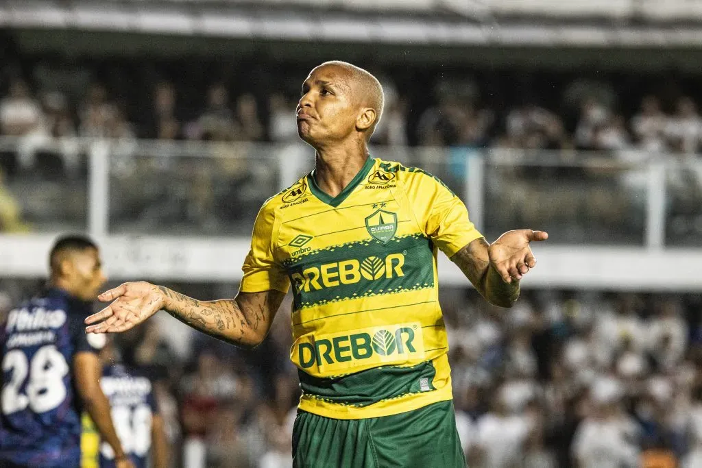 Deyverson provocando a torcida do Santos. Foto: Abner Dourado/AGIF