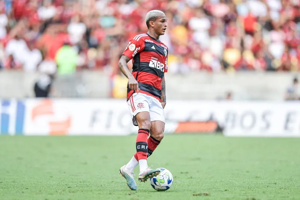 Wesley jogador do Flamengo durante partida contra o Bahia no estadio Maracana pelo campeonato Brasileiro A 2023. Foto: Thiago Ribeiro/AGIF