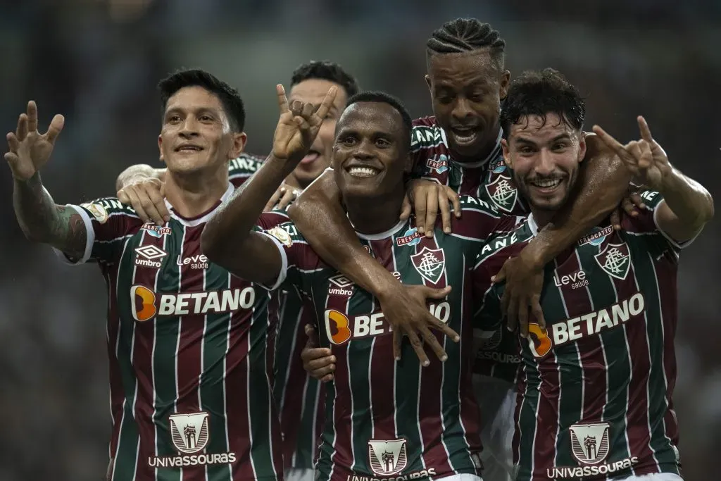 Jhon Arias jogador do Fluminense comemora seu gol com jogadores do seu time durante partida contra o Gremio no estadio Maracana pelo campeonato Brasileiro A 2023. Jorge Rodrigues/AGIF