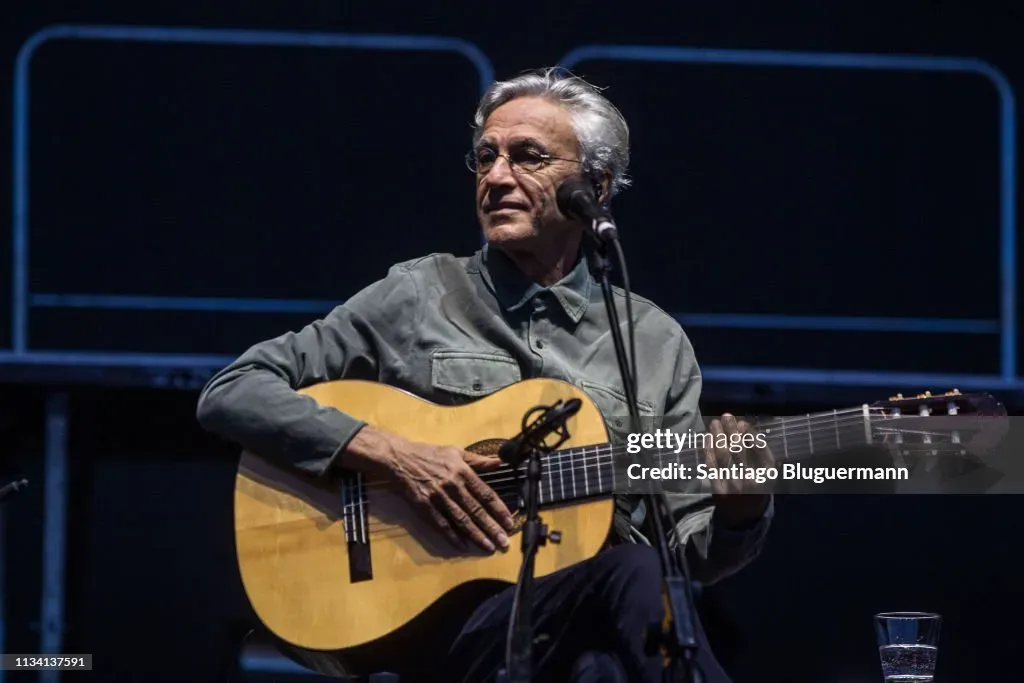 Osklen responde a Caetano Veloso e polêmica do valor de R$ 500 mil é detalhada - Foto: Getty Images/Santiago Bluguermann