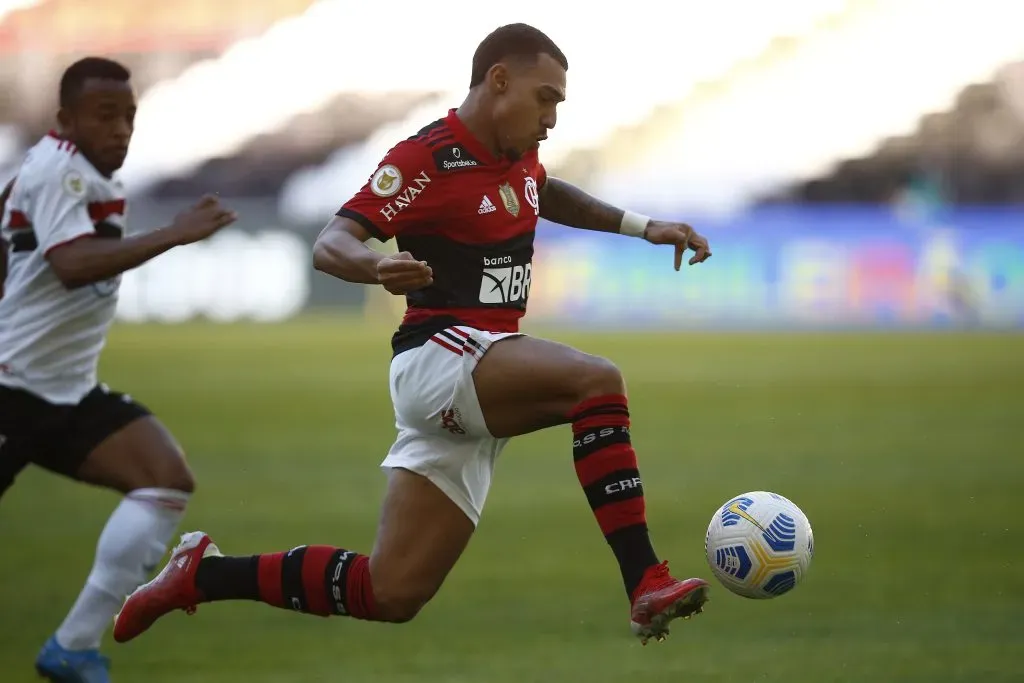Matheuzinho atuando pelo Flamengo. Foto: Wagner Meier/Getty Images.