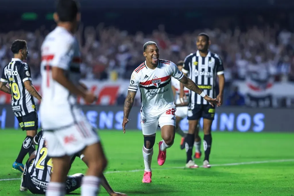 David celebrando o gol diante do Santos. Foto: Marcello Zambrana/AGIF