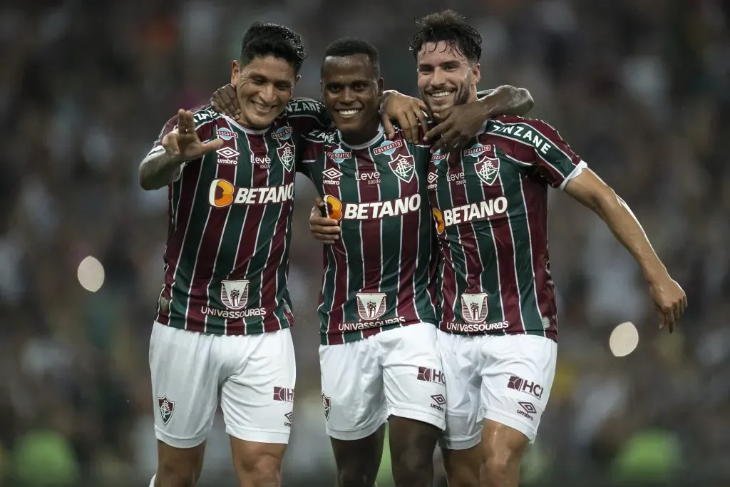 Jhon Arias jogador do Fluminense comemora seu gol com jogadores do seu time durante partida contra o Gremio no estadio Maracana pelo campeonato Brasileiro A 2023. Jorge Rodrigues/AGIF