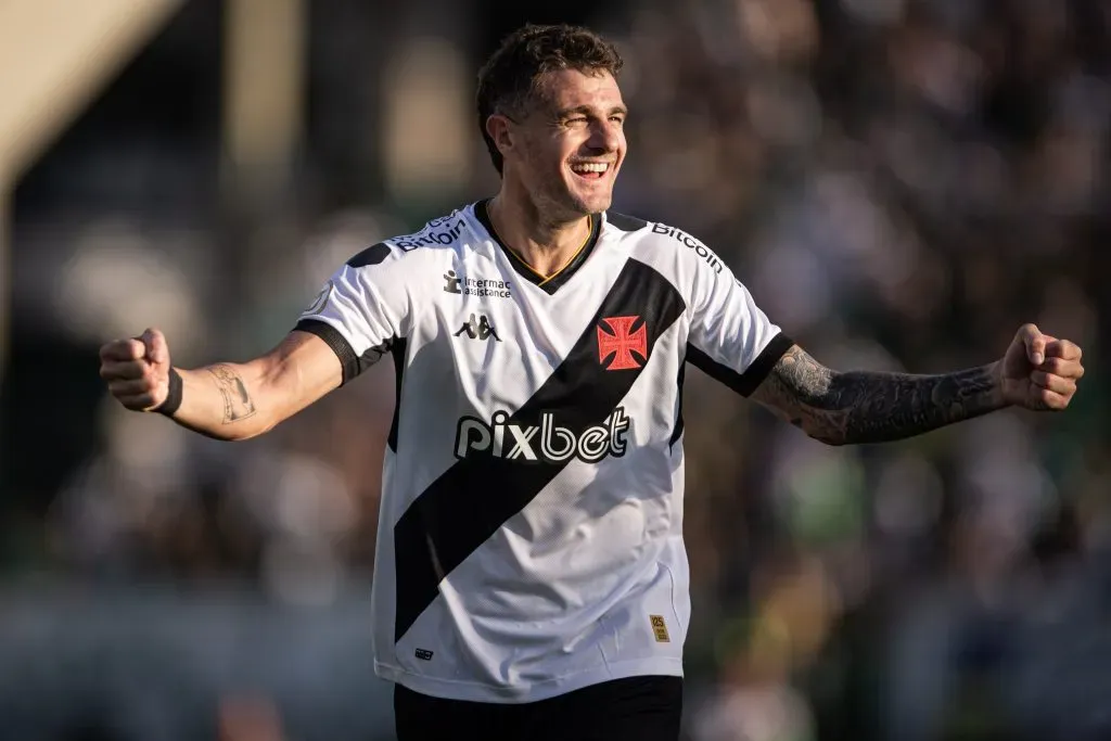 Vegetti jogador do Vasco comemora seu gol durante partida contra o Goiás no estádio Serrinha pelo campeonato Brasileiro A 2023. Foto: Isabela Azine/AGIF