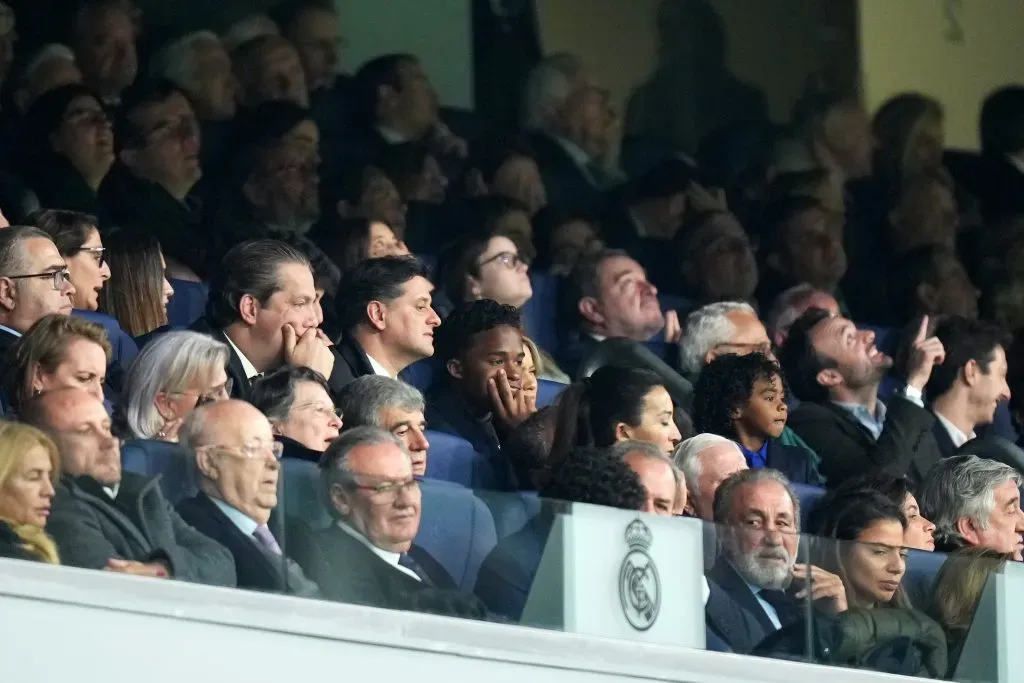 Endrick acompanhando o jogo do Real Madrid no Santiago Bernabéu. Foto: Angel Martinez/Getty Images