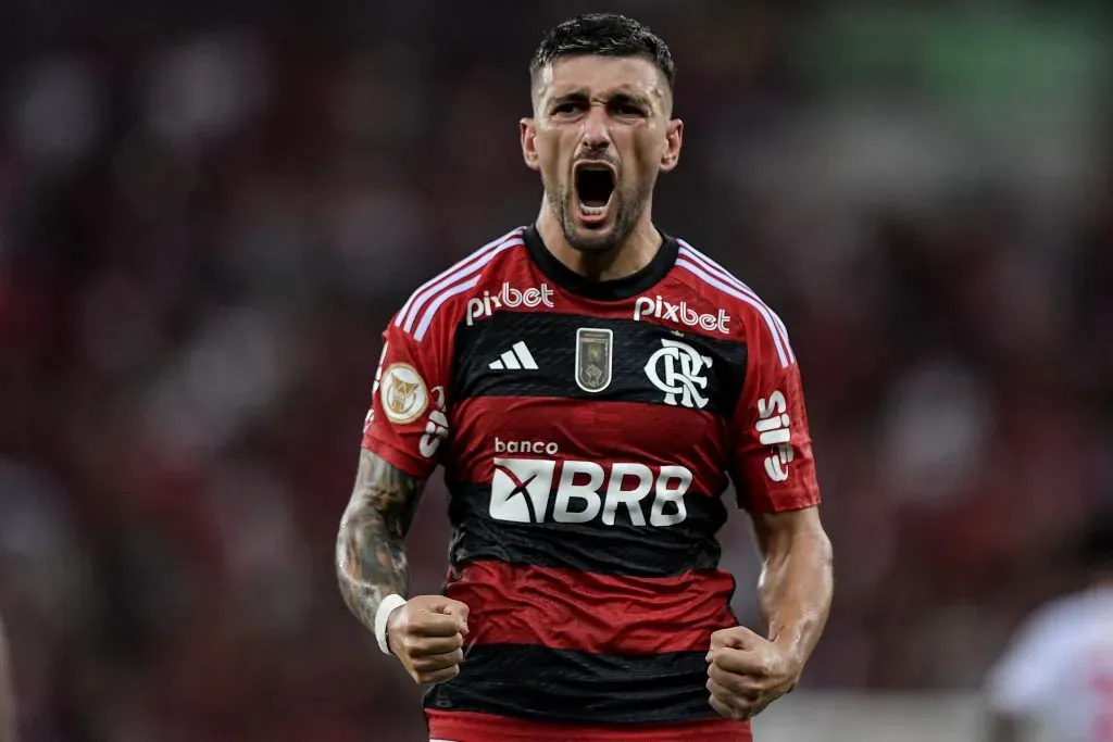 Arrascaeta jogador do Flamengo comemora seu gol durante partida contra o Bragantino no estadio Maracana pelo campeonato Brasileiro A 2023. Thiago Ribeiro/AGIF