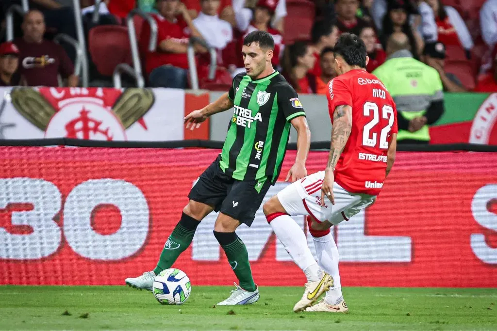 Nico Hernandez jogador do Internacional disputa lance com Martinez jogador do America-MG durante partida no estádio Beira-Rio pelo campeonato Brasileiro A 2023.  Maxi Franzoi/AGIF