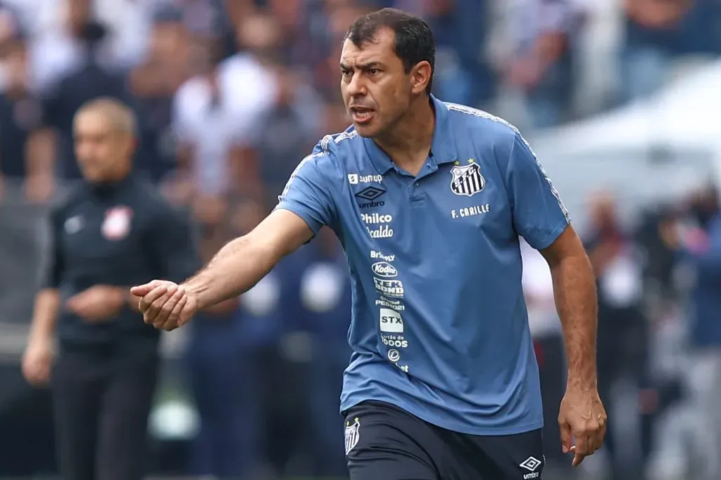 Fabio Carille tecnico do Santos durante partida contra o Corinthians no estadio Arena Corinthians pelo campeonato Brasileiro A 2021. Foto: Marcello Zambrana/AGIF