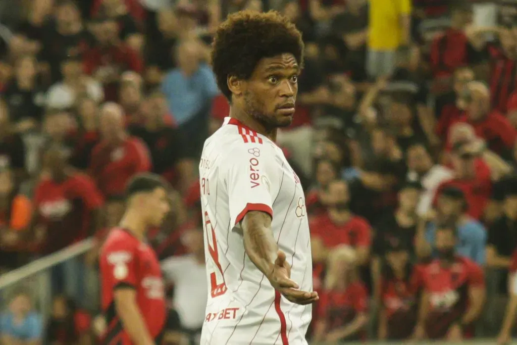 Luiz Adriano jogador do Internacional durante partida contra o Athletico-PR no estadio Arena da Baixada pelo campeonato Brasileiro A 2023. Foto: Gabriel Machado/AGIF