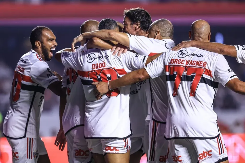 Dodo jogador do Sao Paulo comemora seu gol com jogadores da sua equipe durante partida contra o Milan no estadio Morumbi pelo campeonato. Marcello Zambrana/AGIF