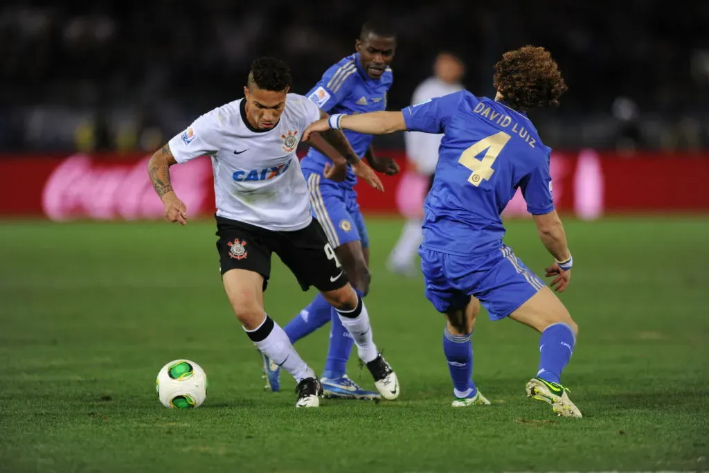 Guerrero enfrenta David Luiz na final do Mundial de Clubes em 2012