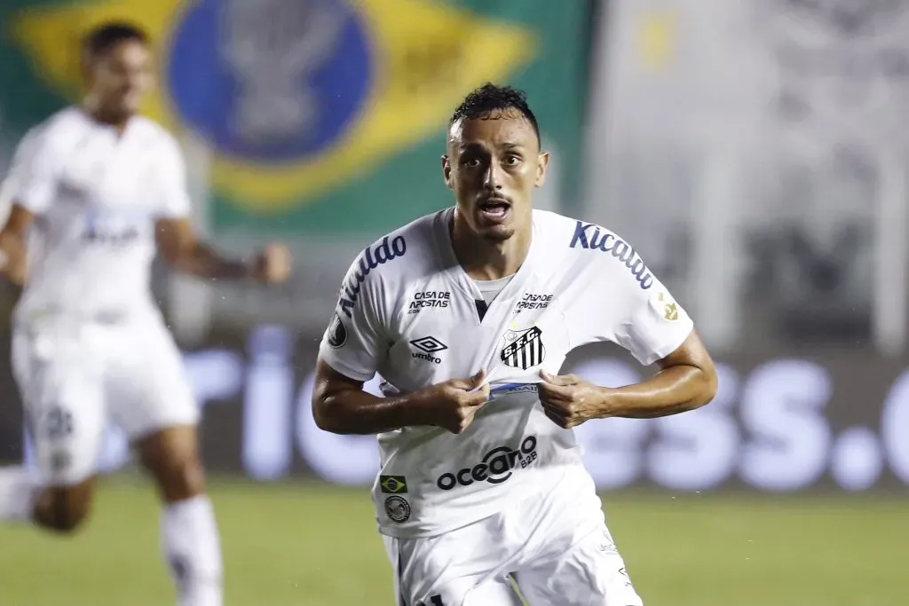 Pituca comemorando gol pelo Santos. (Foto: Sebastiao Moreira-Pool/Getty Images)
