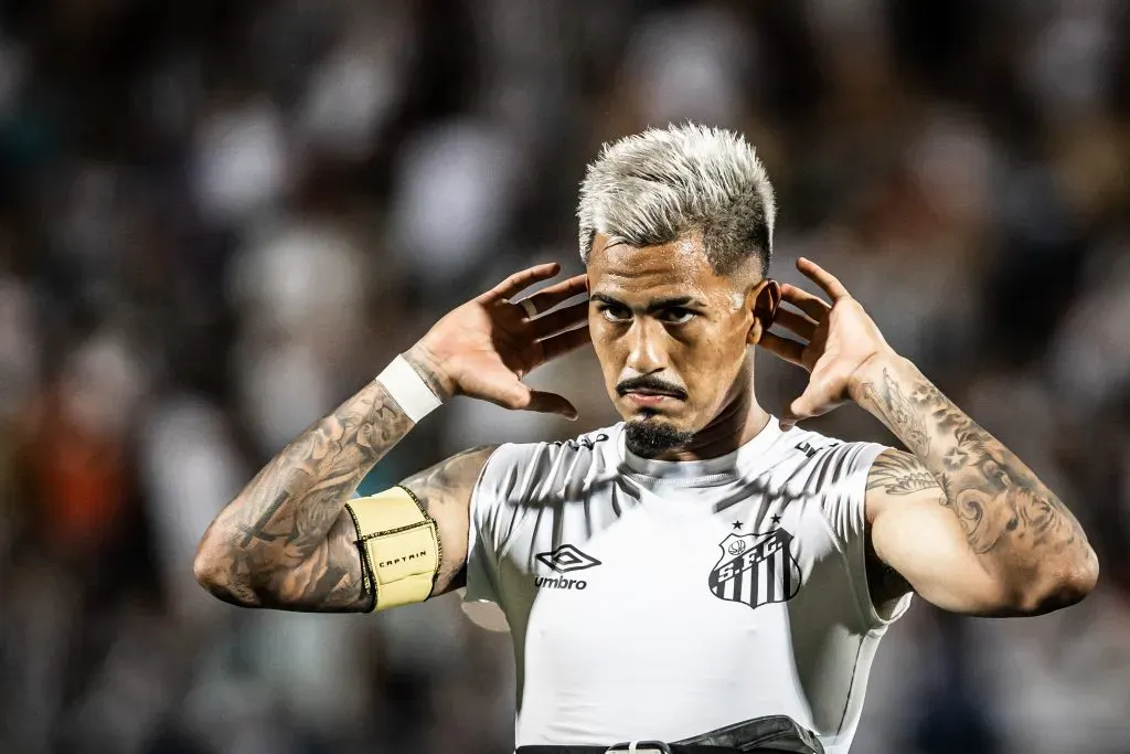 Ivonei foi emprestado para o Botafogo-SP em 2023, mas Carille pode dar oportunidades ao Menino da Vila – Foto: Raul Baretta/AGIF