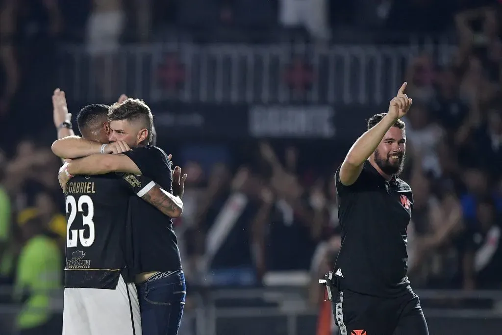 Ze Gabriel jogador do Vasco comemora vitoria ao final da partida contra o Bragantino no estadio Sao Januario pelo campeonato Brasileiro A 2023. Foto: Thiago Ribeiro/AGIF