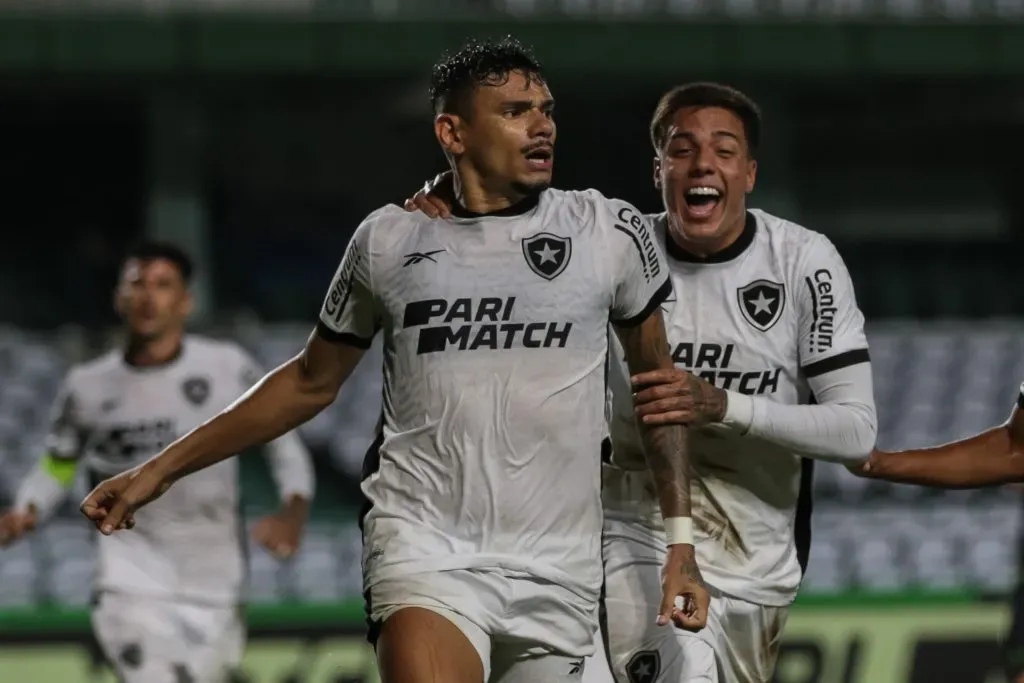 Tiquinho jogador do Botafogo comemora seu gol durante partida contra o Coritiba no estadio Couto Pereira pelo campeonato Brasileiro A 2023. Robson Mafra/AGIF