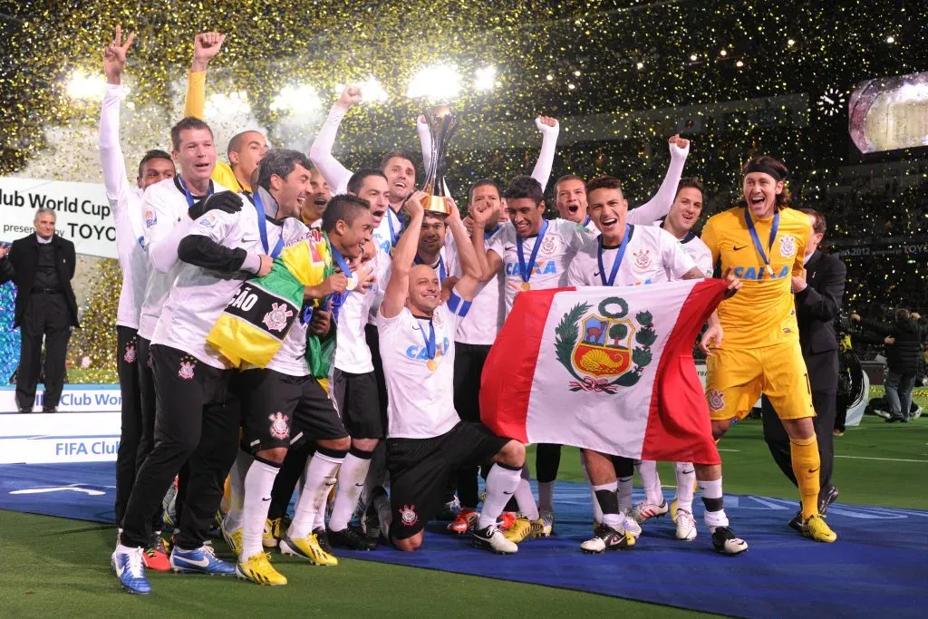 Corinthians levantando a taça do Mundial de Clubes 2012. Foto: Kaz Photography/Getty Images