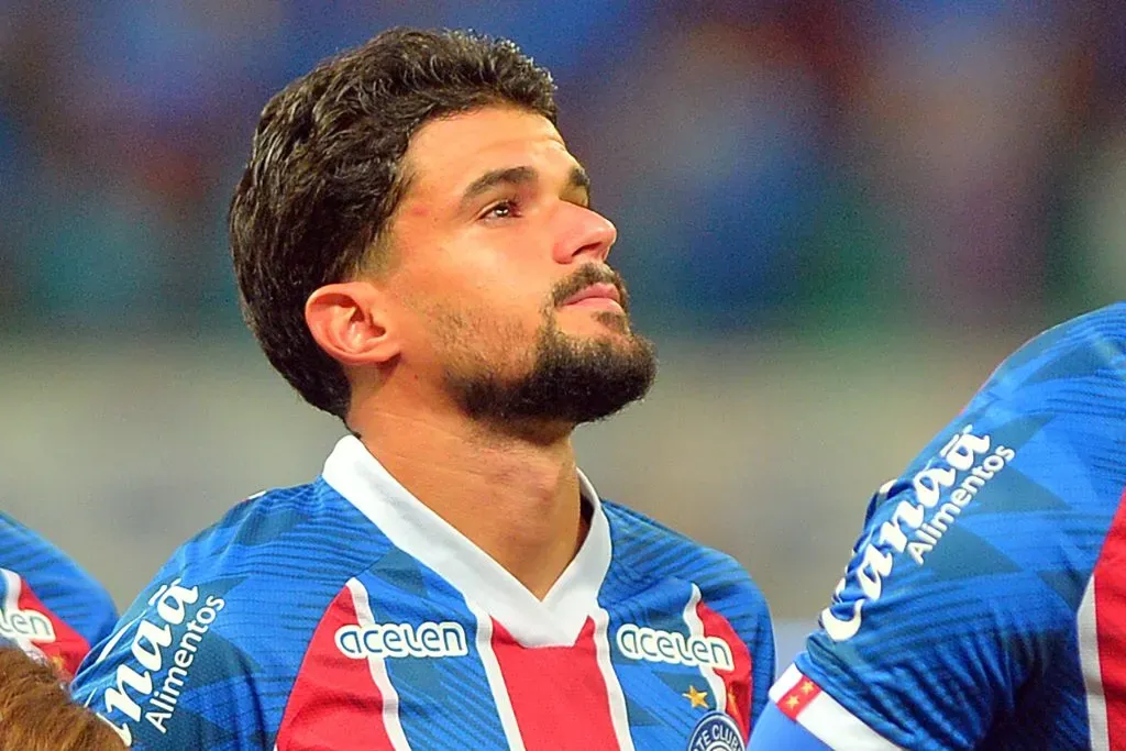 Cauly, jogador do Bahia durante execucao do hino nacional antes da partida contra o Gremio no estadio Arena Fonte Nova pelo campeonato Copa do Brasil 2023. Foto: Walmir Cirne/AGIF