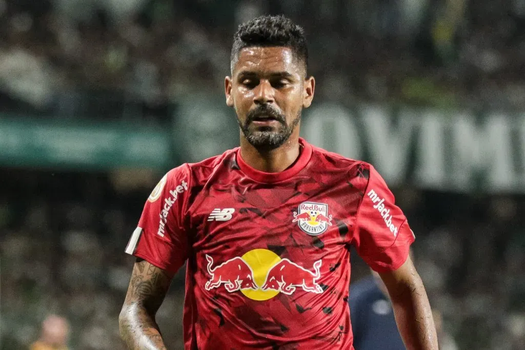 Aderlan jogador do Bragantino durante partida contra o Coritiba no estadio Couto Pereira pelo campeonato Brasileiro A 2023. Foto: Robson Mafra/AGIF